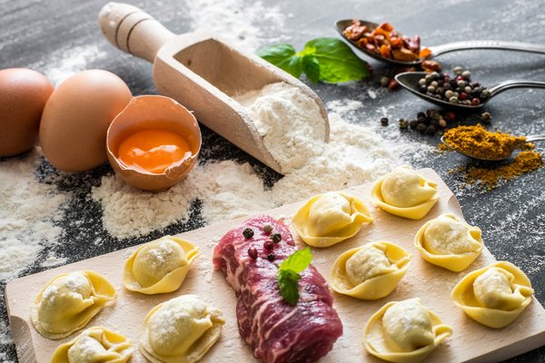 Quelles sont les étapes pour confectionner des raviolis maison avec une farce aux épinards et ricotta?